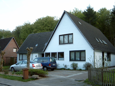 Der Eingang zu den Ferienwohnungen (rechts)